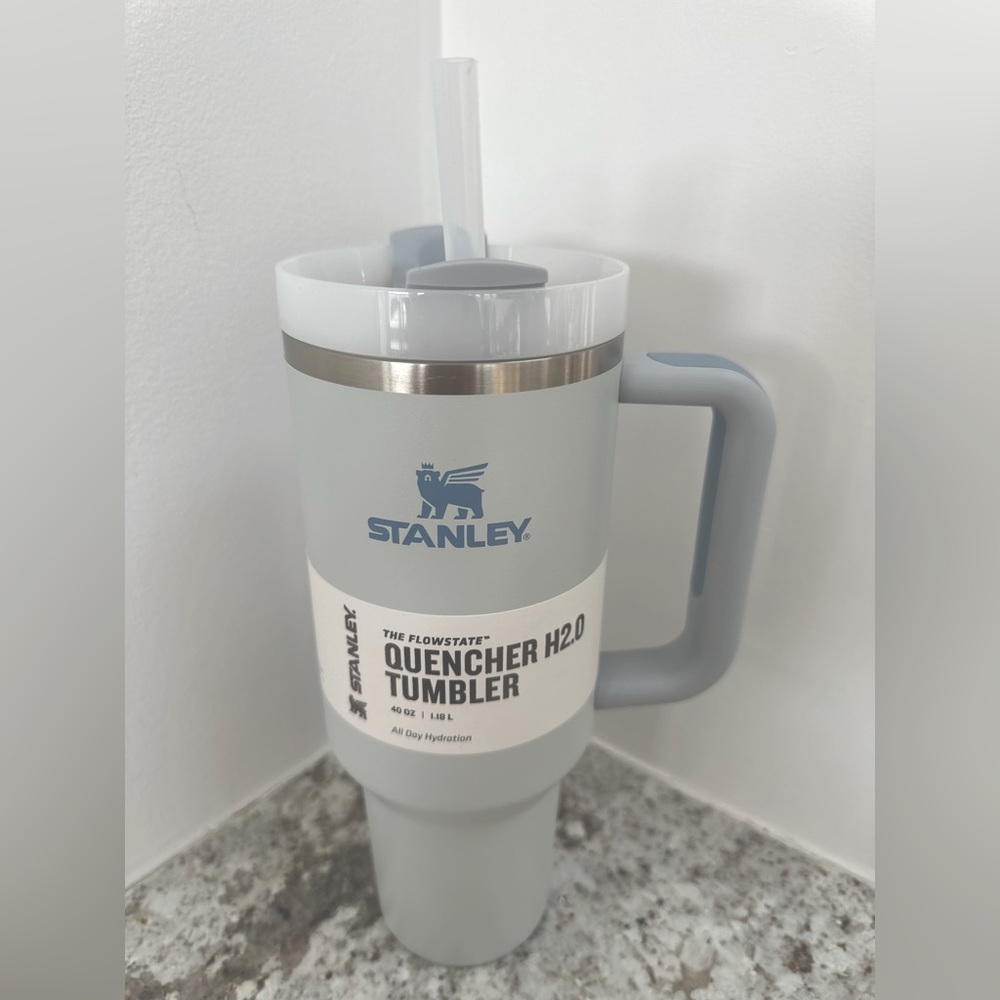 NEW Stanley- The Flowstate Quencher H2.0 Tumbler 40 OZ - Fog